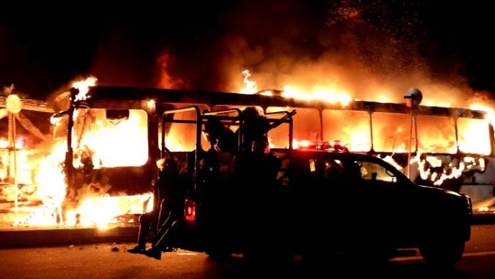 Ônibus e carros são incendiados após morte de homem baleado por PM em Olímpia, diz polícia