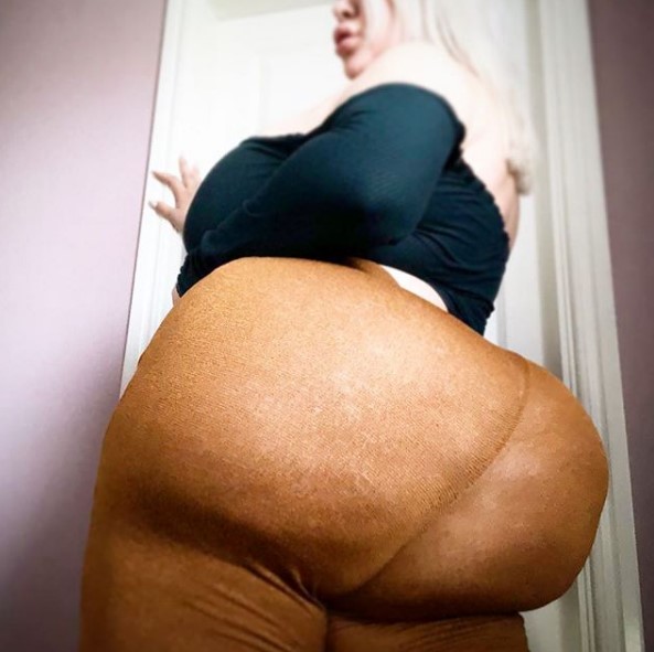 Modelo faz cirurgia para ter bumbum de 2 metros e impressiona